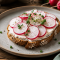 brood met gezonde radijsschijfjes