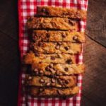 Bananenbrood sneden met chocolade
