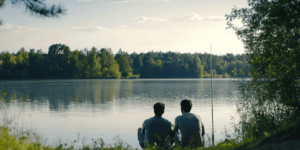 Mannen die aan het vissen zijn bij een meer