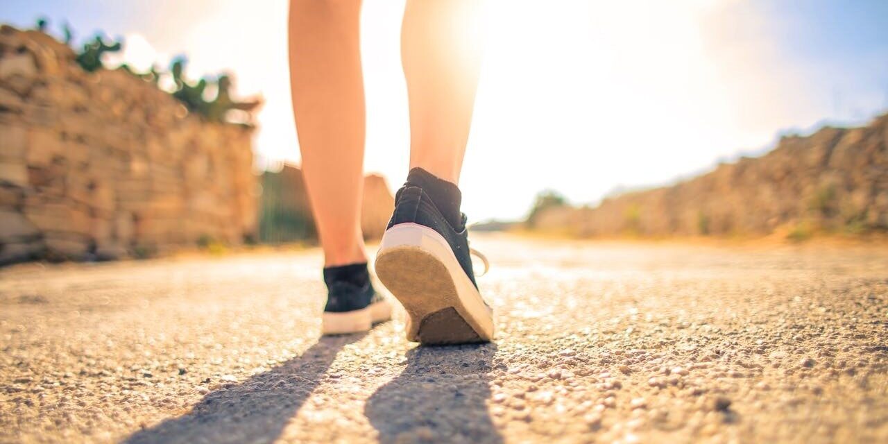 Comfortabel wandelen op stevige zolen tijdens zonnige dag.