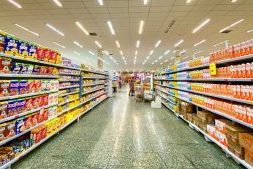 Productplaatsing en visuele marketing in een supermarktomgeving.