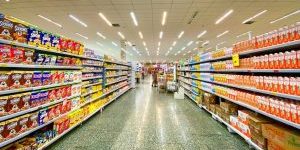 Productplaatsing en visuele marketing in een supermarktomgeving.