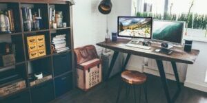 vadim-sherbakov-RcdV8rnXSeE-unsplash-300×169-1 Gezonde werkplek met houten bureau, dubbele monitoren, natuurlijk licht en ergonomische inrichting
