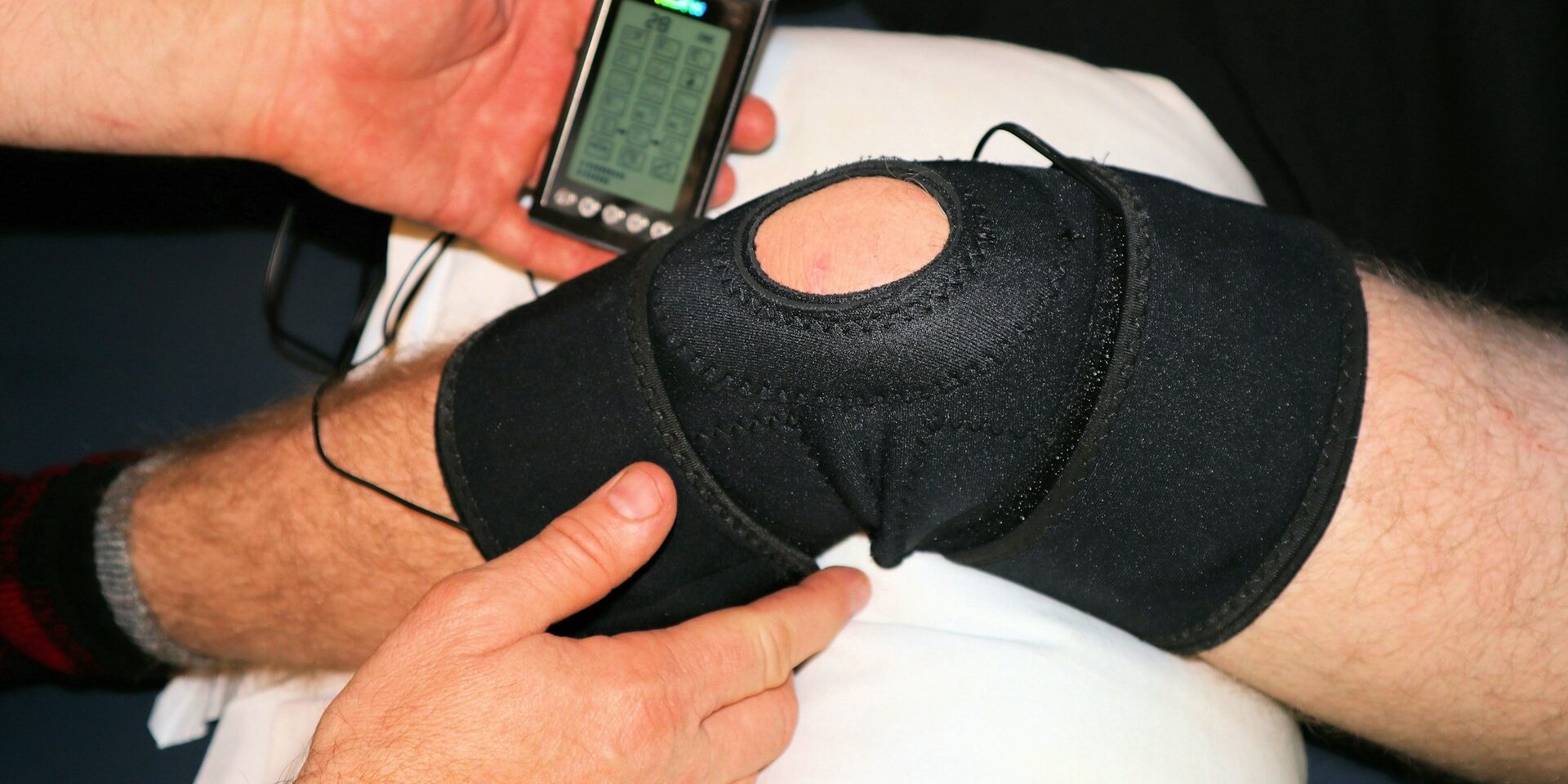 Elektronische kniebehandeling met brace en stimulator met zorgproducten