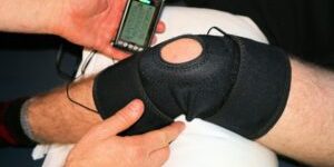 Elektronische kniebehandeling met brace en stimulator met zorgproducten