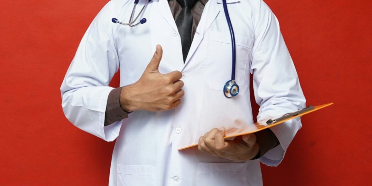 Arts in witte jas met stethoscoop en duim omhoog, symbool voor vertrouwen bij verandering borst