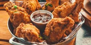 gefrituurde-kip-met-saus-300×169-1 Krokante gefrituurde kipstukken geserveerd met barbecuesaus in een metalen schaal