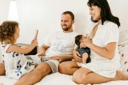 Gezin geniet samen van rust en verbondenheid mogelijk gemaakt door opvang op maat