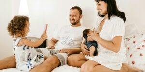 Gezin geniet samen van rust en verbondenheid mogelijk gemaakt door opvang op maat