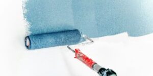 Schilderen zonder dampen met een verfroller en watergedragen verf op een witte muur