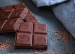 Eerlijke producten zoals pure chocolade met cacaomotief, op een houten oppervlak met schaafsel