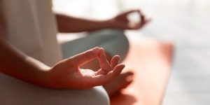 Iemand mediteerd en hiervan zie je de handen