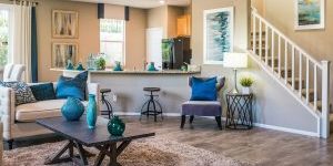 Rustige woonkamer met blauwaccenten die overzicht en balans in jouw omgeving uitstralen.