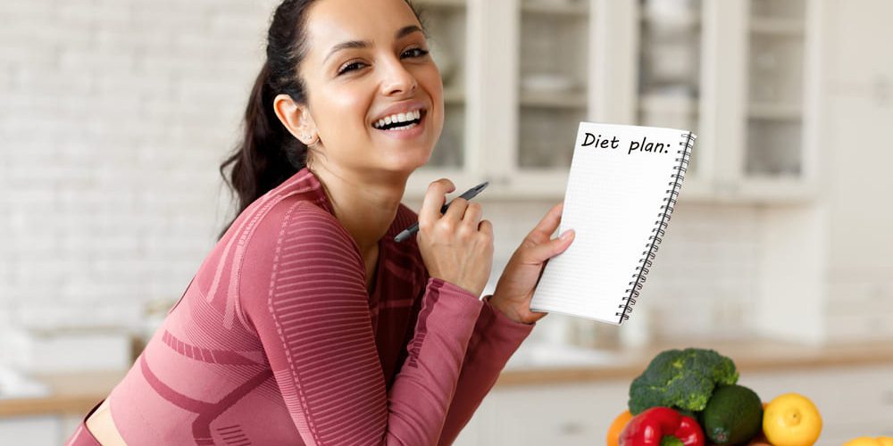 gezonde-vrouw-is-bezig-met-het-opstellen-van-een-gezond-fitness-en-voedingsplan vrouw is bezig met het opstellen van een gezond fitness en voedingsplan