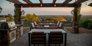 Backyard-300×169-1 Rustige tuin met houten tuinhuis, zitplek met lichtgrijze tuinmeubels en groene beplanting