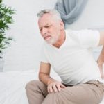 man met rugklachten na thuistraining