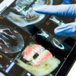 Tandarts wijst op digitale kaakscan als onderdeel van moderne preventieve tandheelkunde 