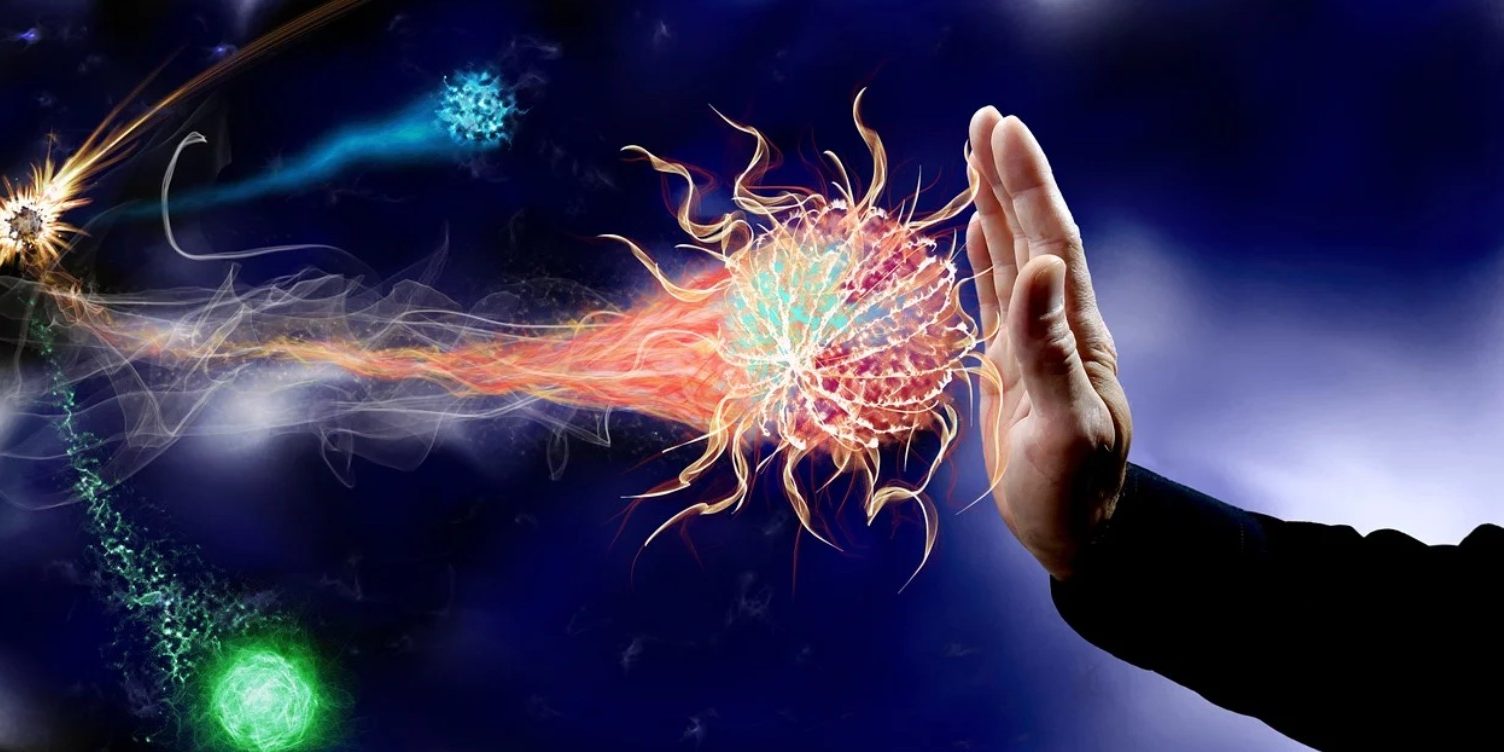 Visualisatie van een hand die een virusdeeltje tegenhoudt, symbool voor een sterk immuunsysteem