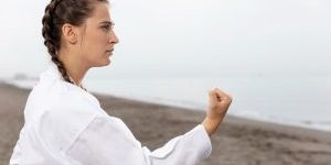 vrouw maakt karate bewegingen