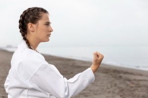 vrouw maakt karate bewegingen