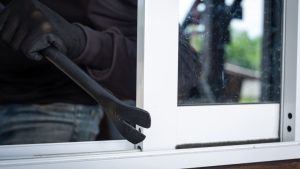 Inbreker forceert raam met koevoet tijdens inbraak impact op woning en veiligheid