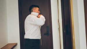 man in huis