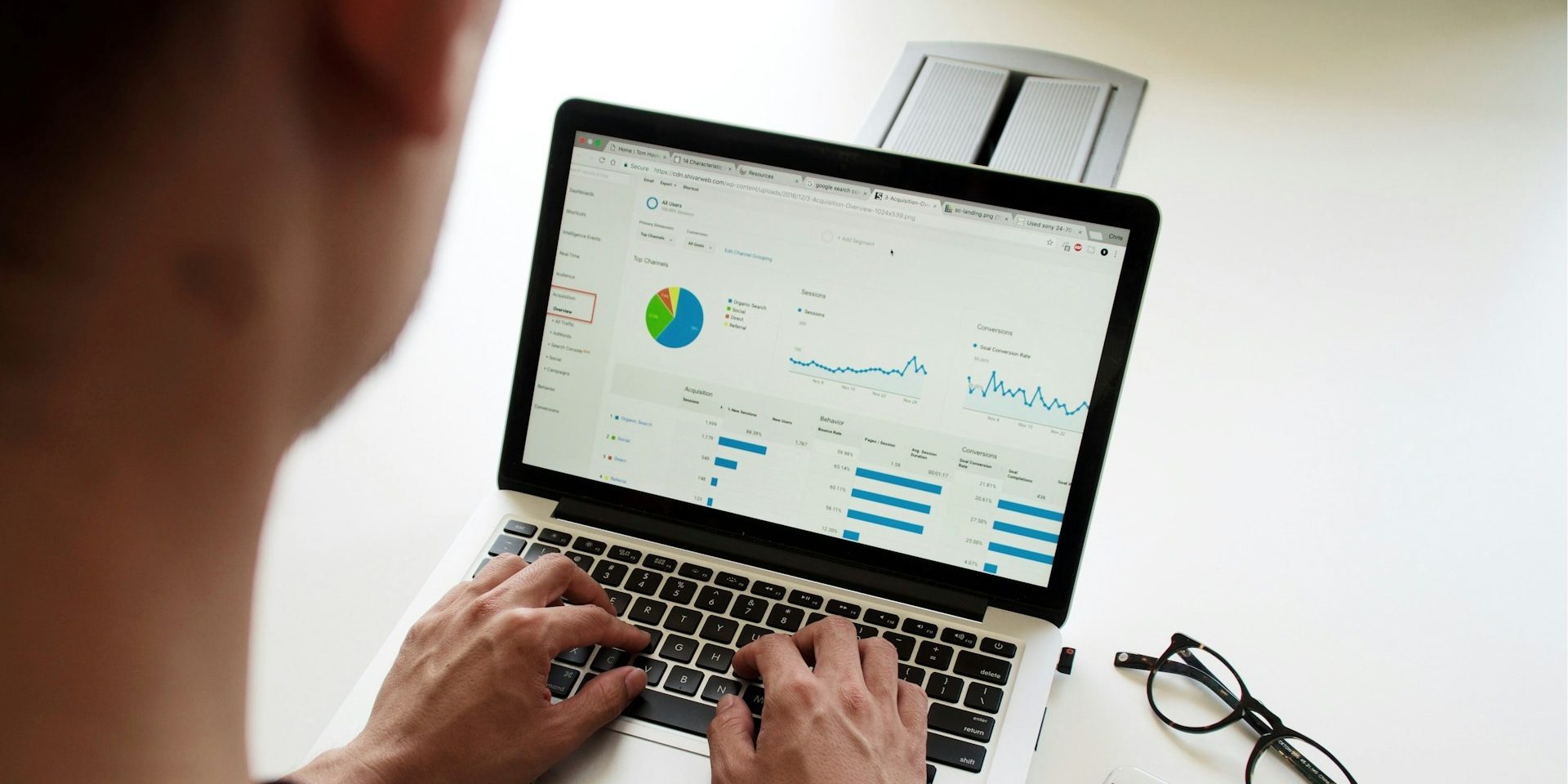 Persoon werkt op laptop met financiële data om overzicht te krijgen en financiële stress te verminderen