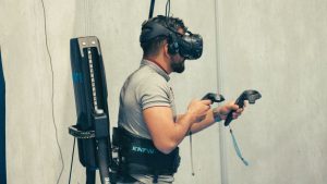 Man gebruikt VR-headset met controllers tijdens simulatiespellen voor focus en training