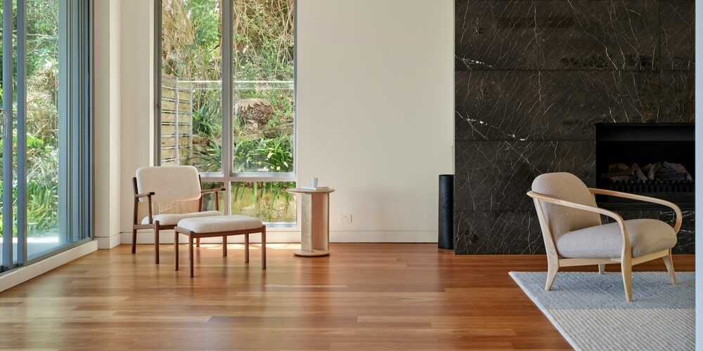 Woonkamer-houten-vloer-licht-interieur Moderne woning met een goed geïsoleerd dak voor meer wooncomfort en een stabiel binnenklimaat.