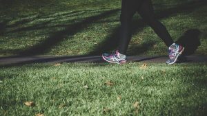 vrouw die aan het hardlopen is door park