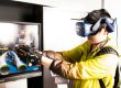 Persoon speelt VR simulatiespellen met handschoenen en headset voor betere focus
