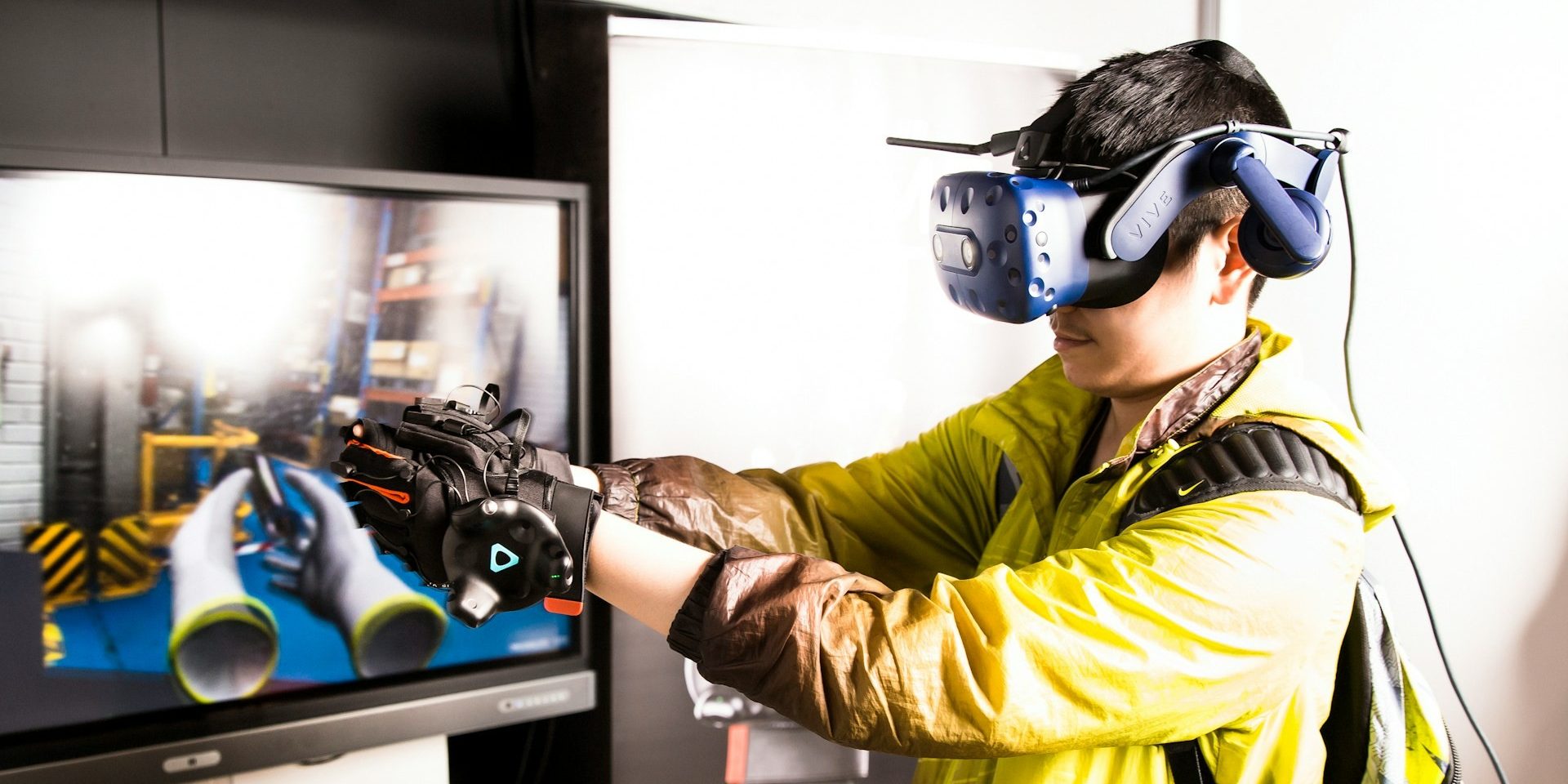 Persoon speelt VR simulatiespellen met handschoenen en headset voor betere focus