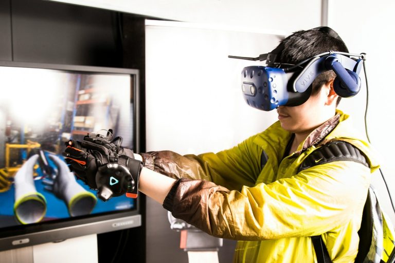 Persoon speelt VR simulatiespellen met handschoenen en headset voor betere focus