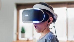 Kind ervaart virtuele wereld met VR-bril tijdens simulatiespellen en concentratieontwikkeling