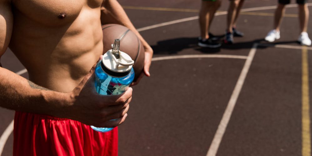 sporter heeft water vast voor meer energie voor het sporten