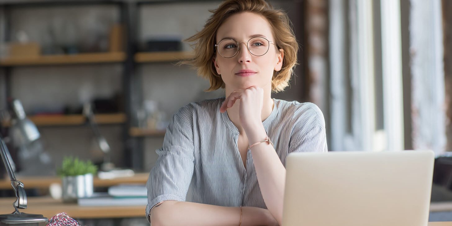 Aan het werk Ondernemer reflecteert op werkzaamheden en behoudt focus tijdens drukke werkweken.