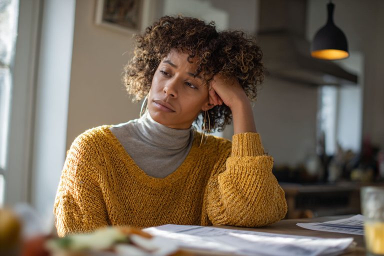 Rekening bekijken Financiële zorgen veroorzaken spanning die samenhangt met eetgedrag stress en dagelijkse routines.