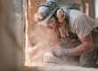 Bouwvakker veroorzaakt stof tijdens verbouwen in huis bij sloop- en renovatiewerkzaamheden.