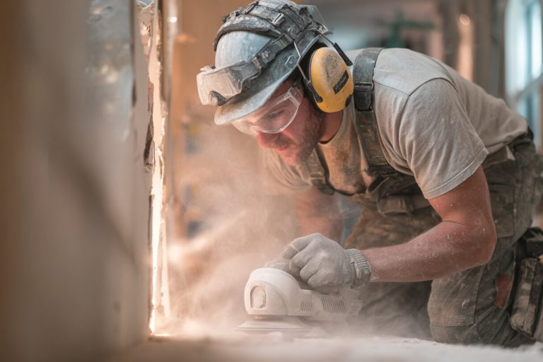 Bouwvakker veroorzaakt stof tijdens verbouwen in huis bij sloop- en renovatiewerkzaamheden.