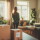 Verhuisdozen in een lichte woonkamer met bewoners die hun nieuwe woning bekijken.