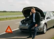 Automobilist inspectert auto met pech langs veilige weg
