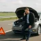 Automobilist inspectert auto met pech langs veilige weg