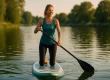 Persoon geniet van wateractiviteit in natuurlijke omgeving