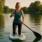 Persoon geniet van wateractiviteit in natuurlijke omgeving
