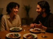 Twee personen genieten van Spaanse cultuur aan verlichte eettafel