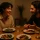 Twee personen genieten van Spaanse cultuur aan verlichte eettafel