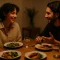 Twee personen genieten van Spaanse cultuur aan verlichte eettafel