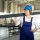 vouw draagt zwaar object op schouder