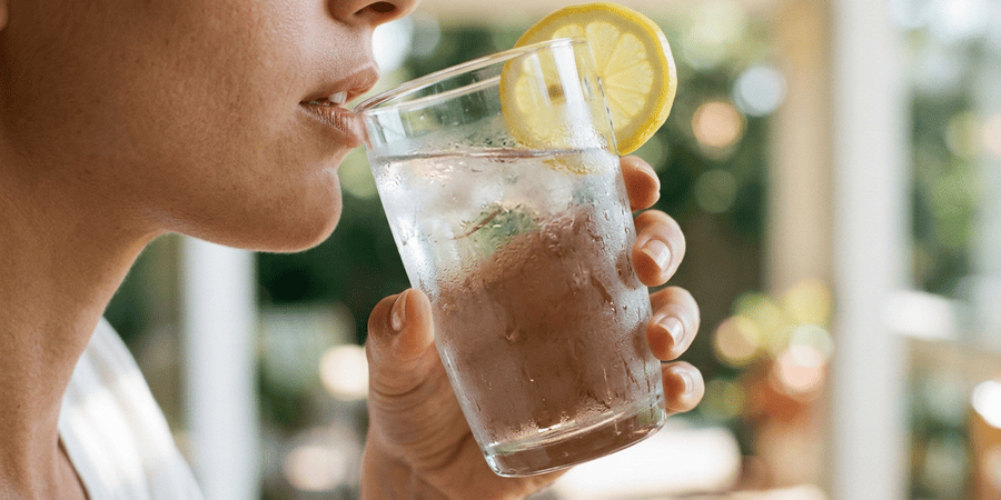 Een glas met citroenwater