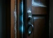 Houten voordeur met zichtbare spleten en tocht in huis door slechte afdichting